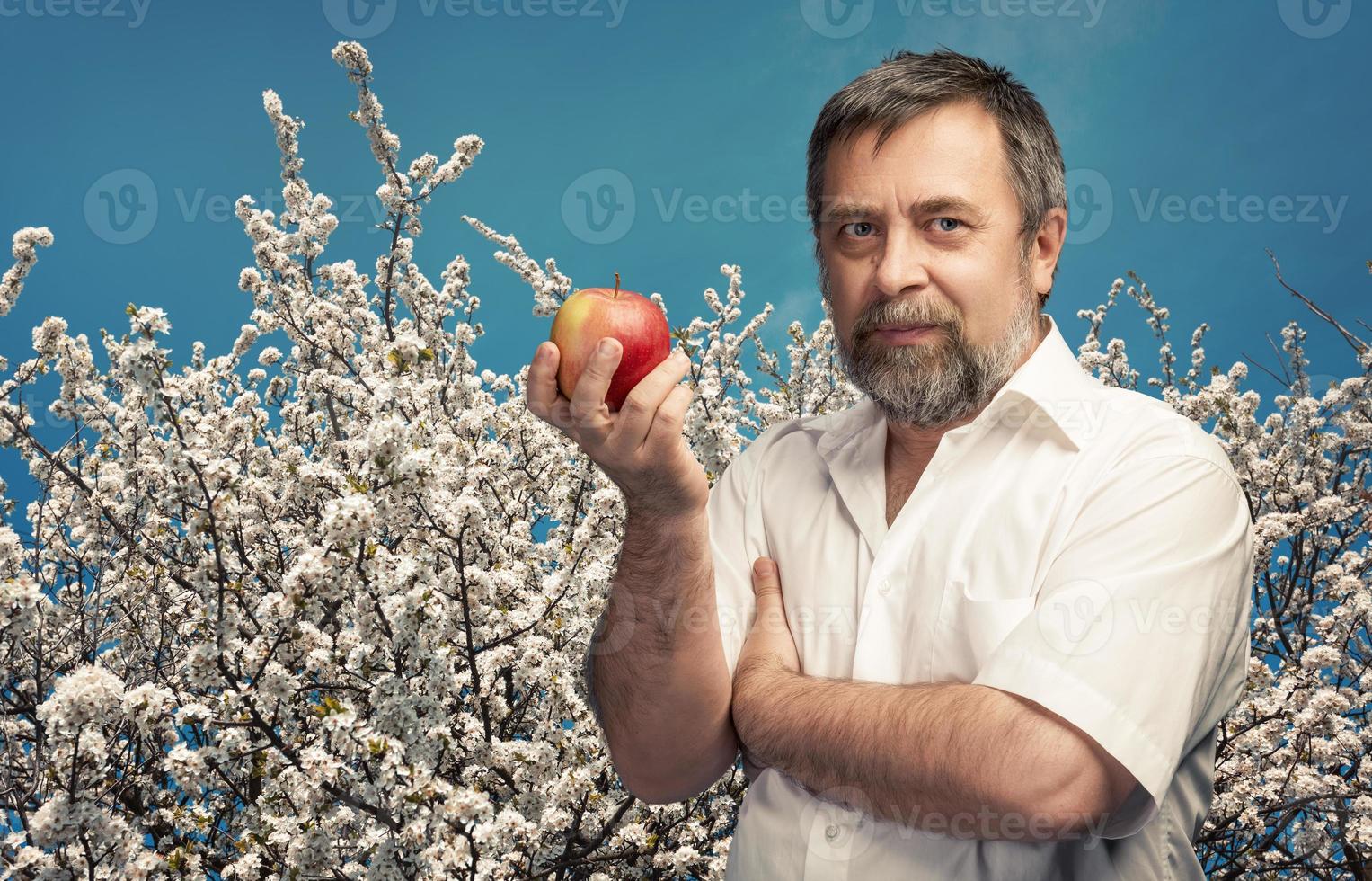 middelbare leeftijd Mens Holding een rood appel foto