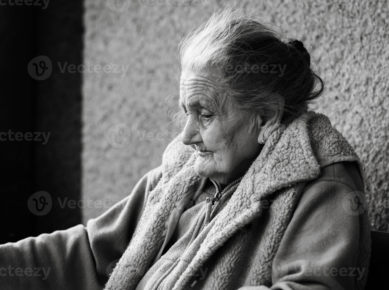 heel oud en moe gerimpeld vrouw buitenshuis foto