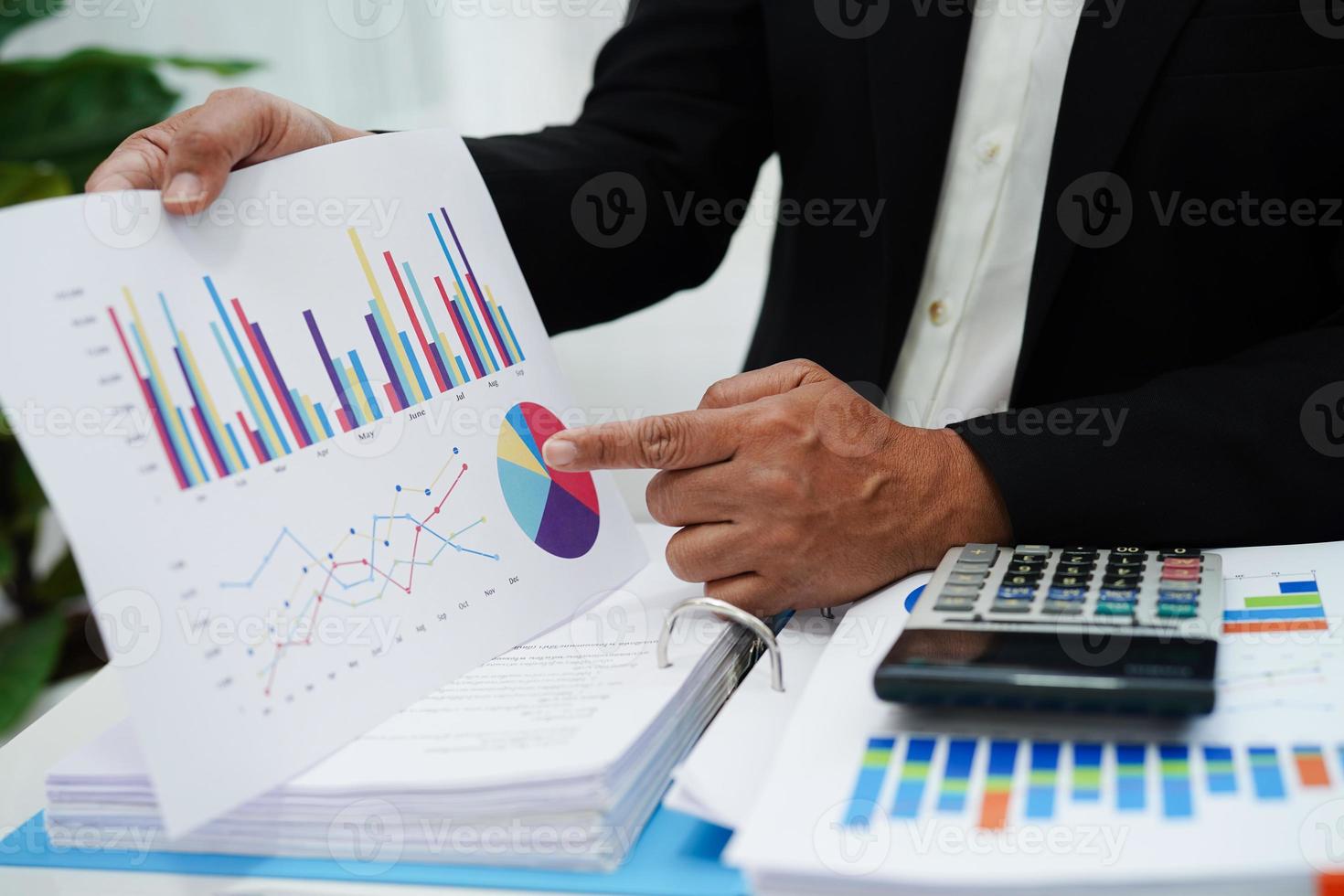 zakenvrouw werken en analyseren met statistiek grafiek op kantoor. foto