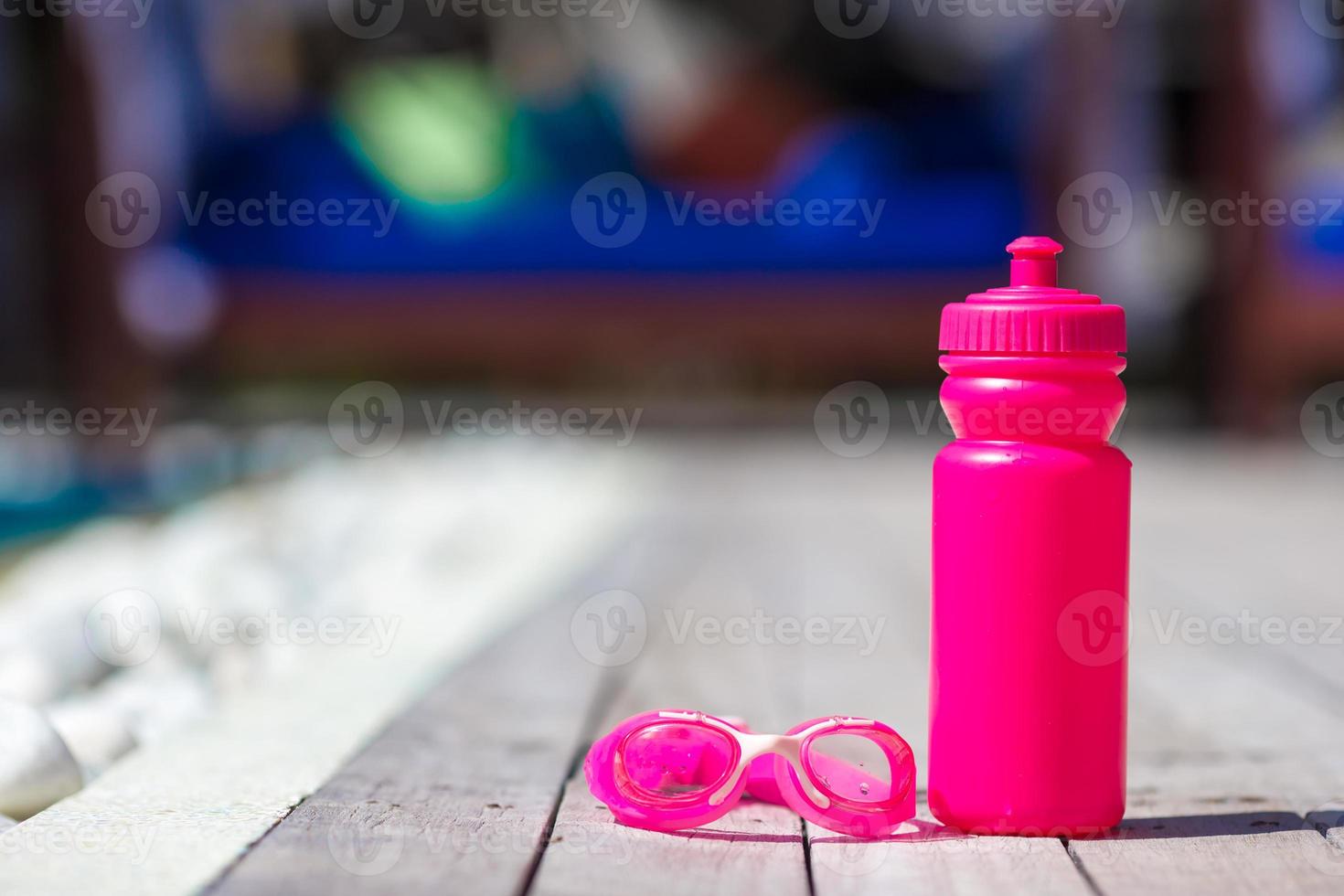 roze sportief water fles in de buurt zwemmen zwembad foto
