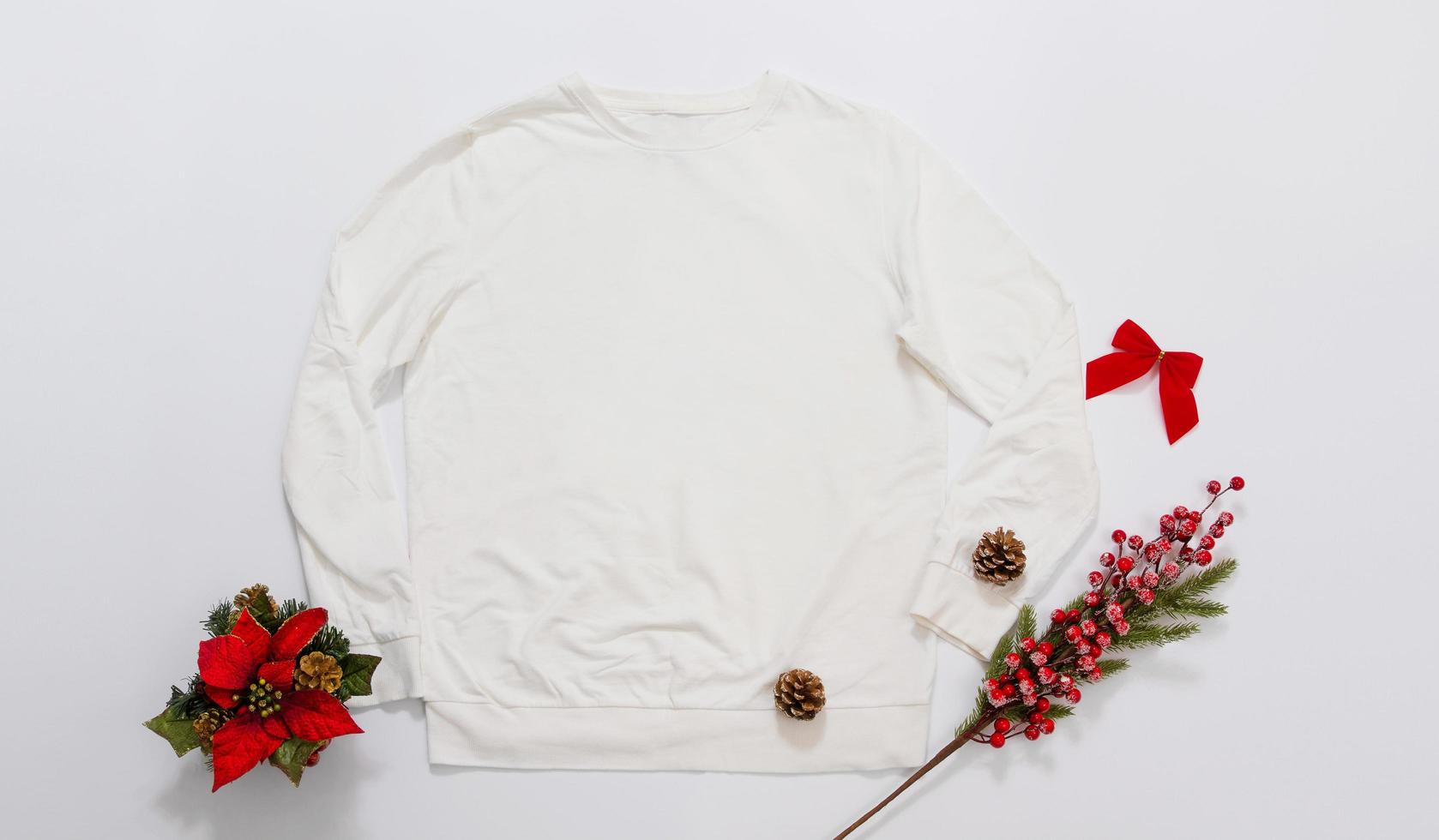 dichtbij omhoog wit blanco sjabloon sweater kopiëren ruimte. Kerstmis vakantie concept. top visie mockup trui. rood vakantie decoraties Aan wit achtergrond. gelukkig nieuw jaar accessoires. Kerstmis kleding foto