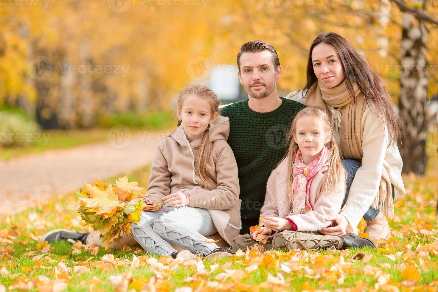 mooi gelukkig familie van vier in herfst dag buitenshuis foto