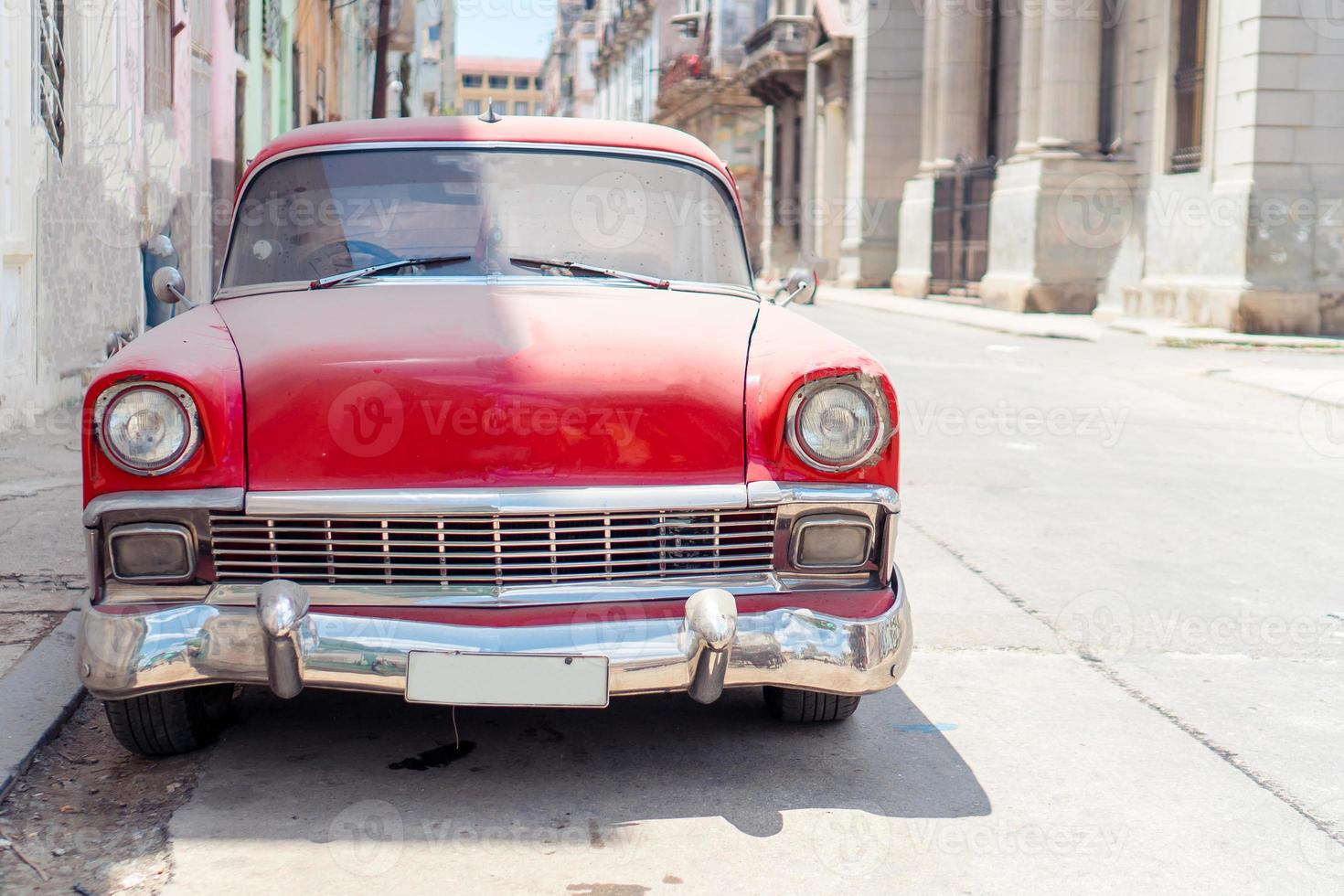 visie van geel klassiek wijnoogst auto in oud havanna, Cuba foto