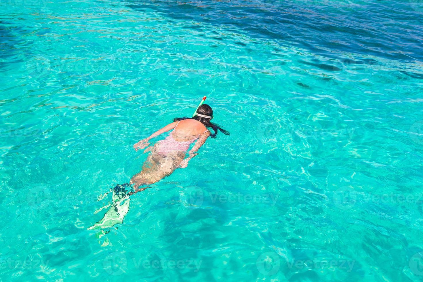 jong vrouw snorkelen in tropisch water Aan vakantie foto