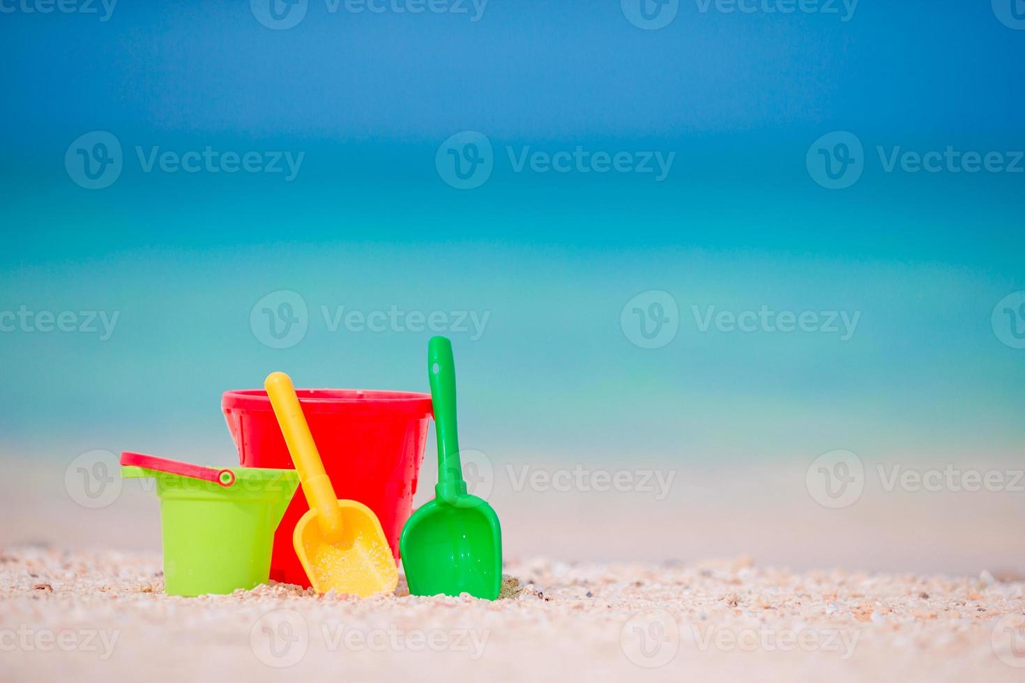kinderen strand speelgoed Aan wit zand. emmers en messen voor kinderen Aan de wit zanderig strand na kinderen spellen foto