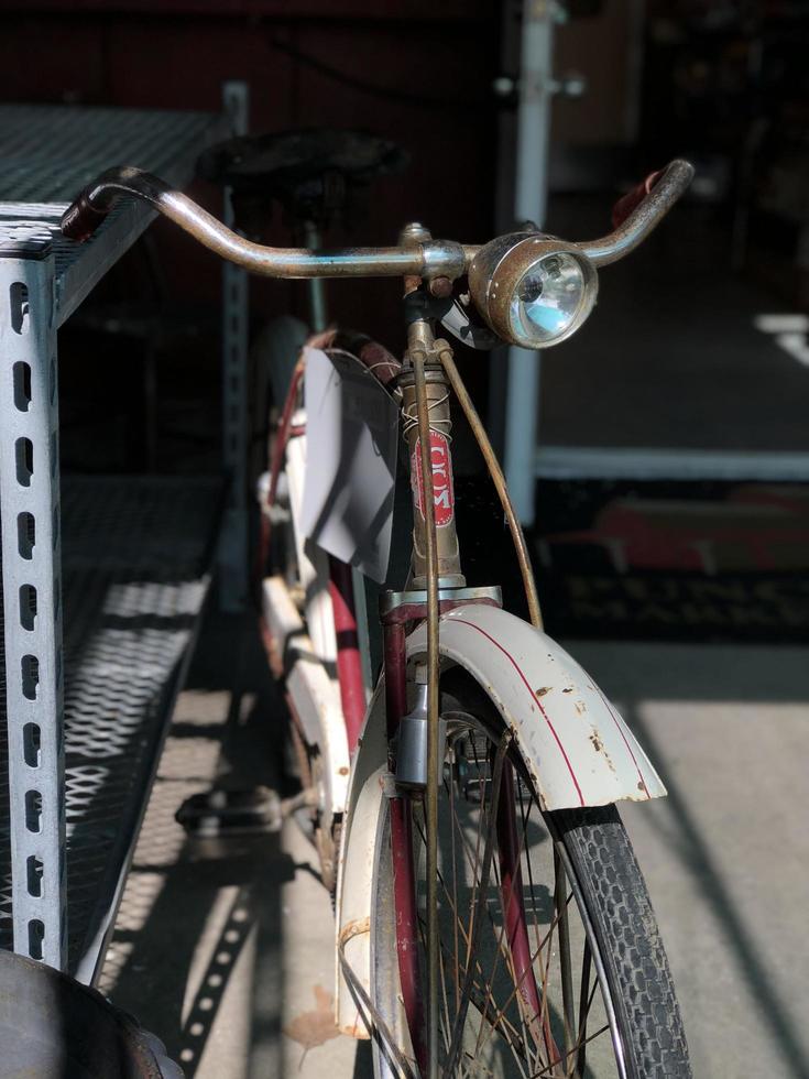 close-up van een roestige fiets foto