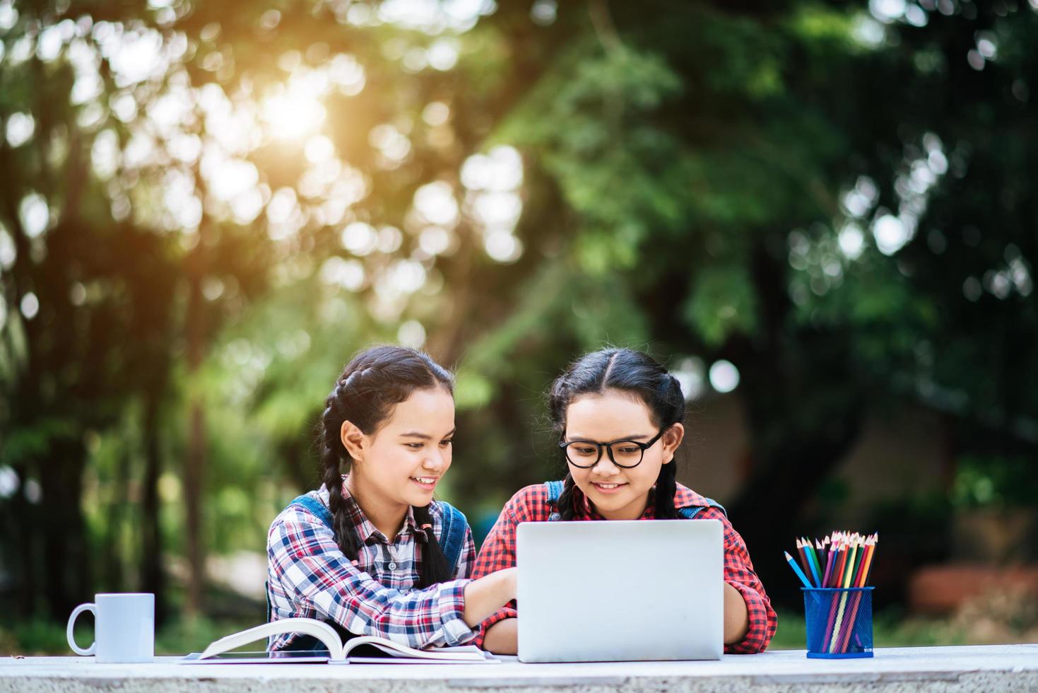 twee studenten die samen in het park studeren foto