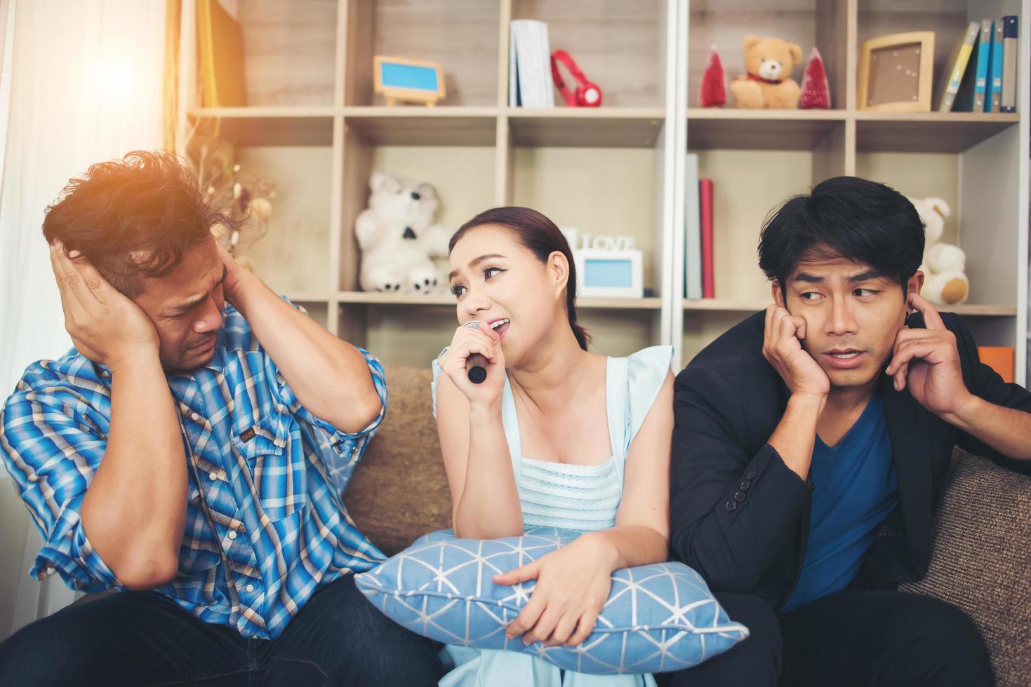 groep vrienden die samen een lied zingen in hun woonkamer foto