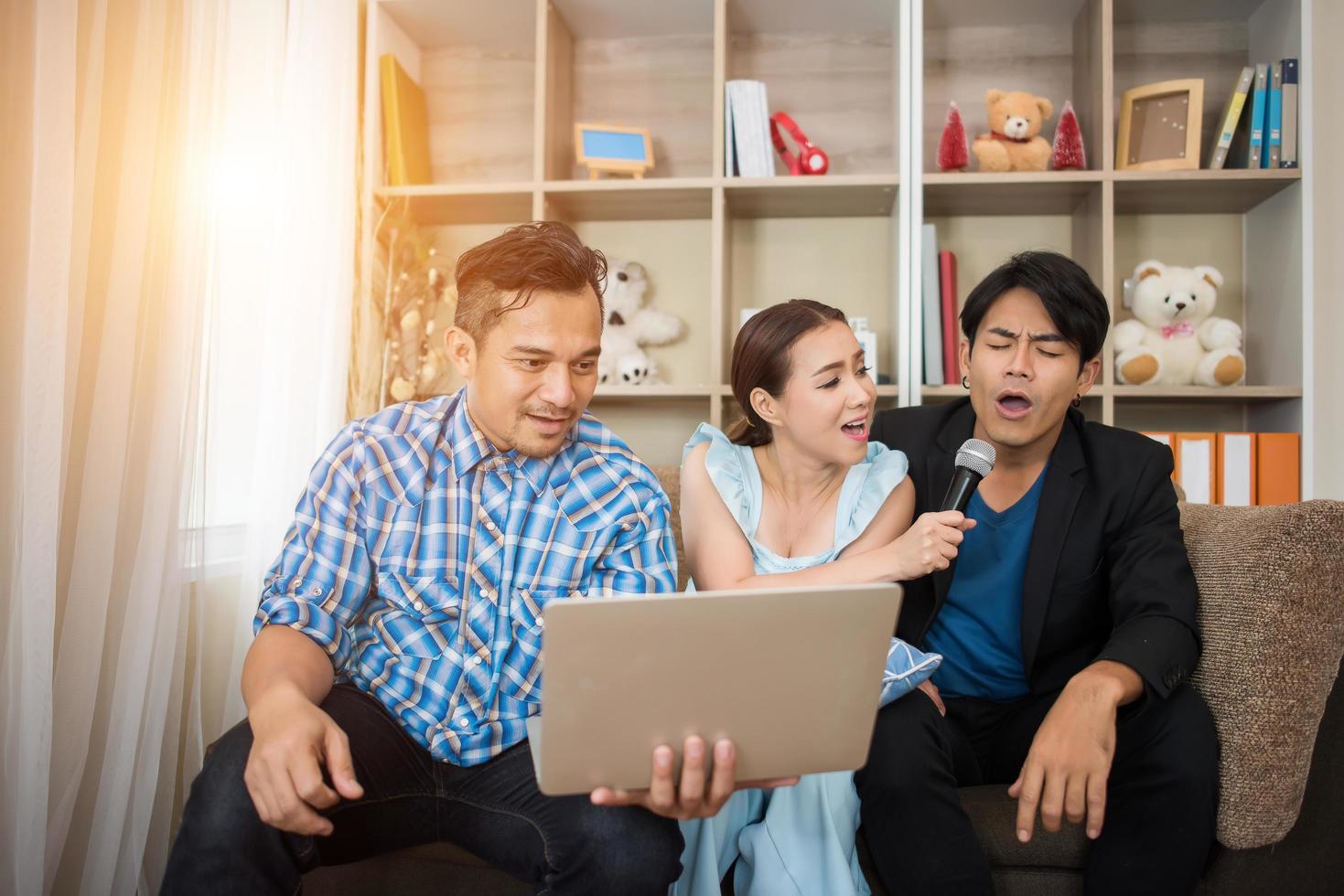 groep vrienden die samen een lied zingen in hun woonkamer foto