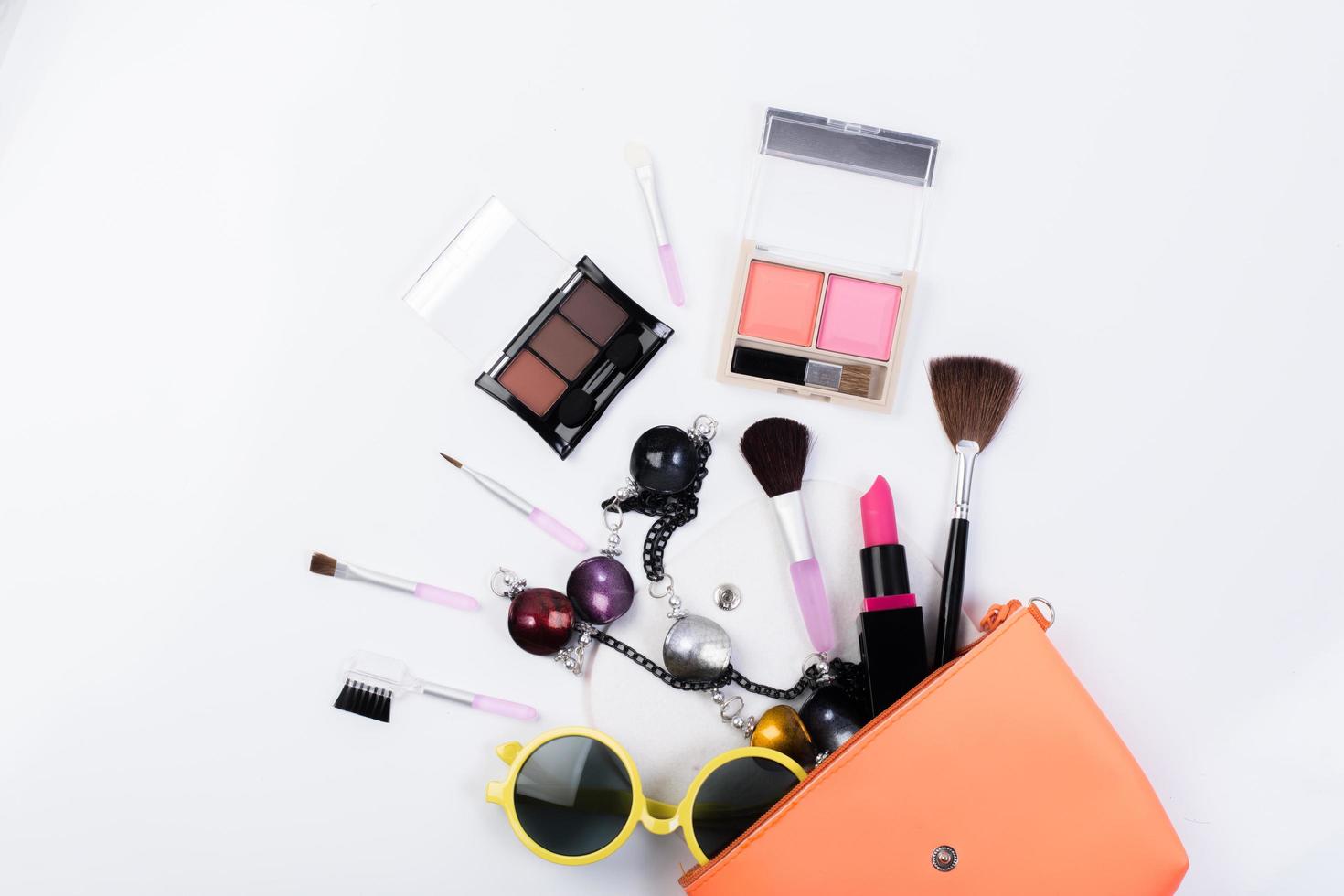 bovenaanzicht van een make-up tas met schoonheidsproducten foto