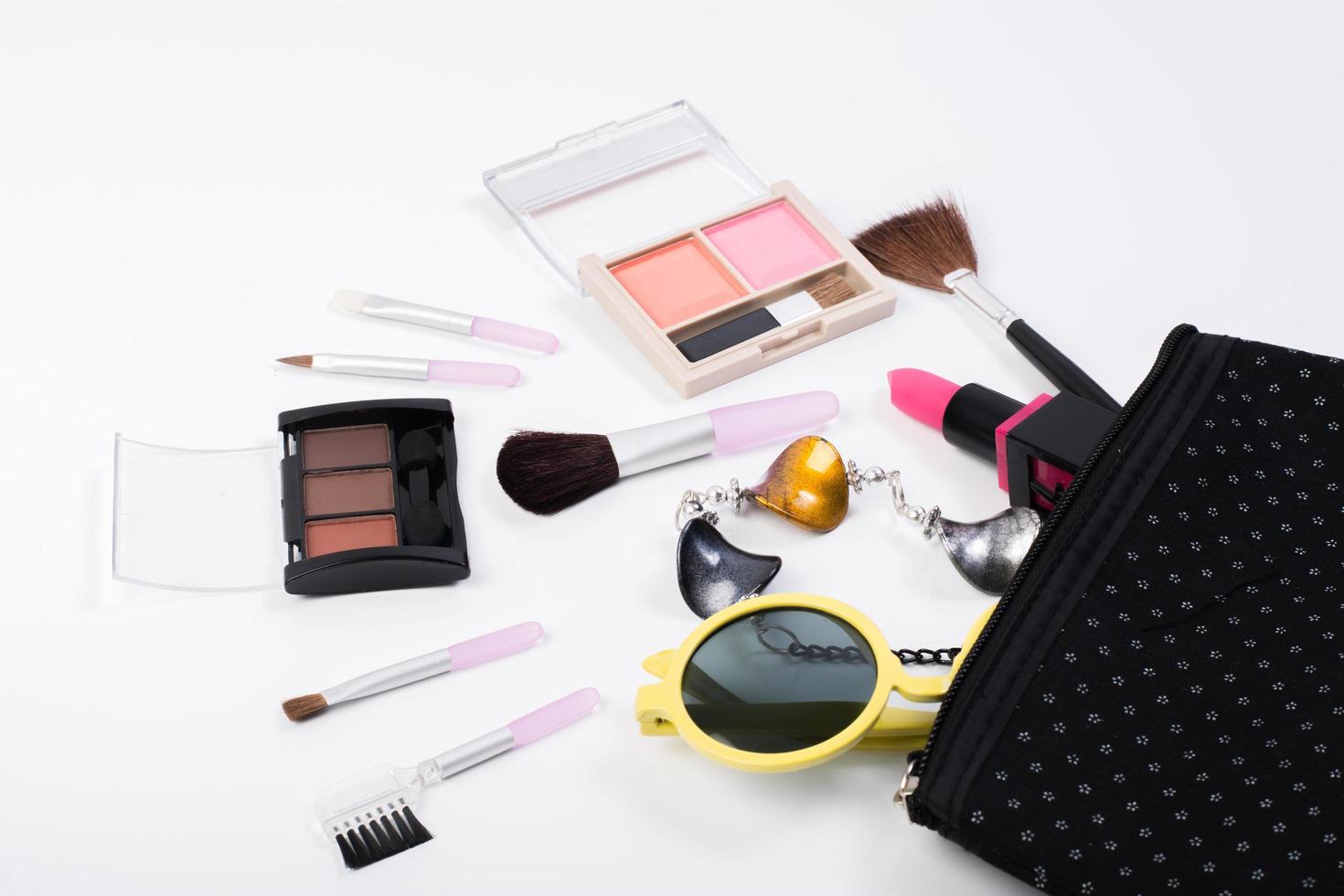 bovenaanzicht van een make-up tas met schoonheidsproducten foto