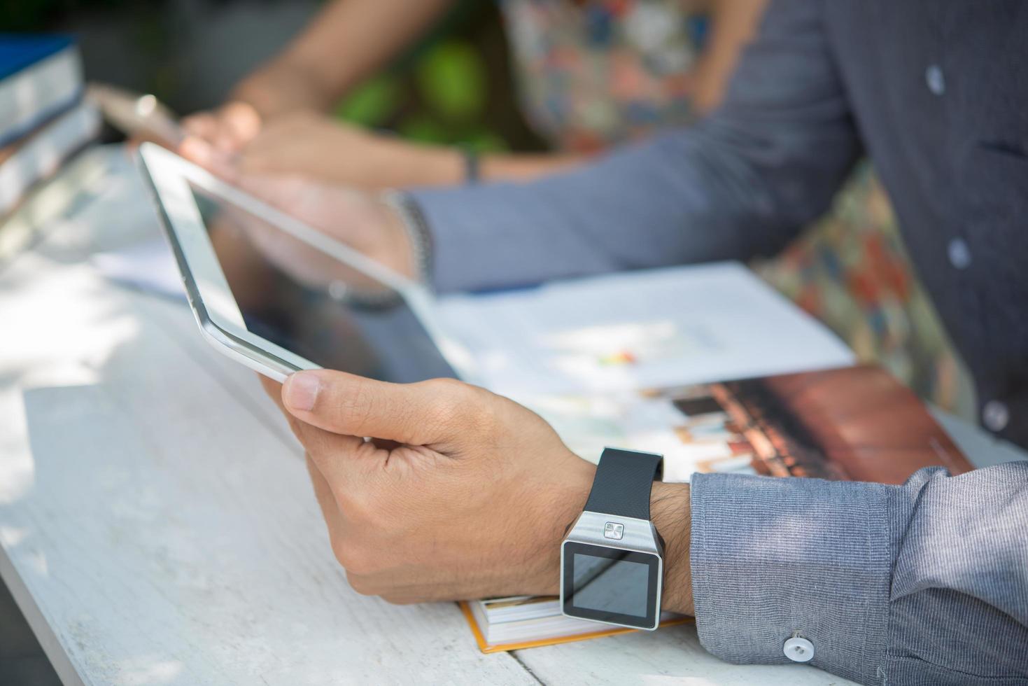 jonge man houden en werken op de werkplek met laptop foto