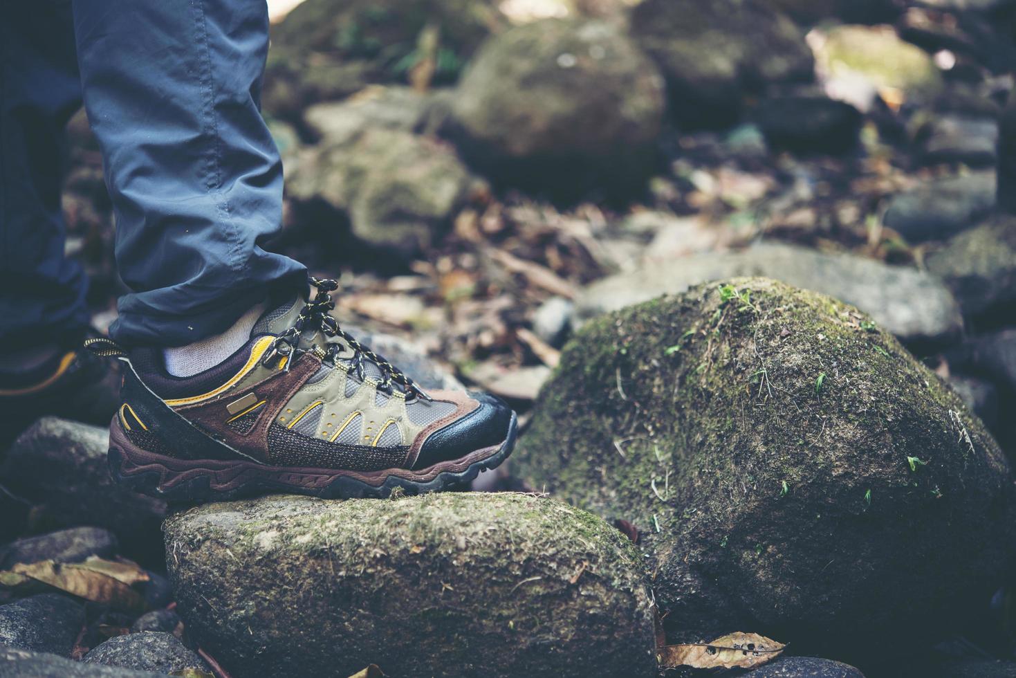 close-up van iemands voeten wandelen op een bergpad foto