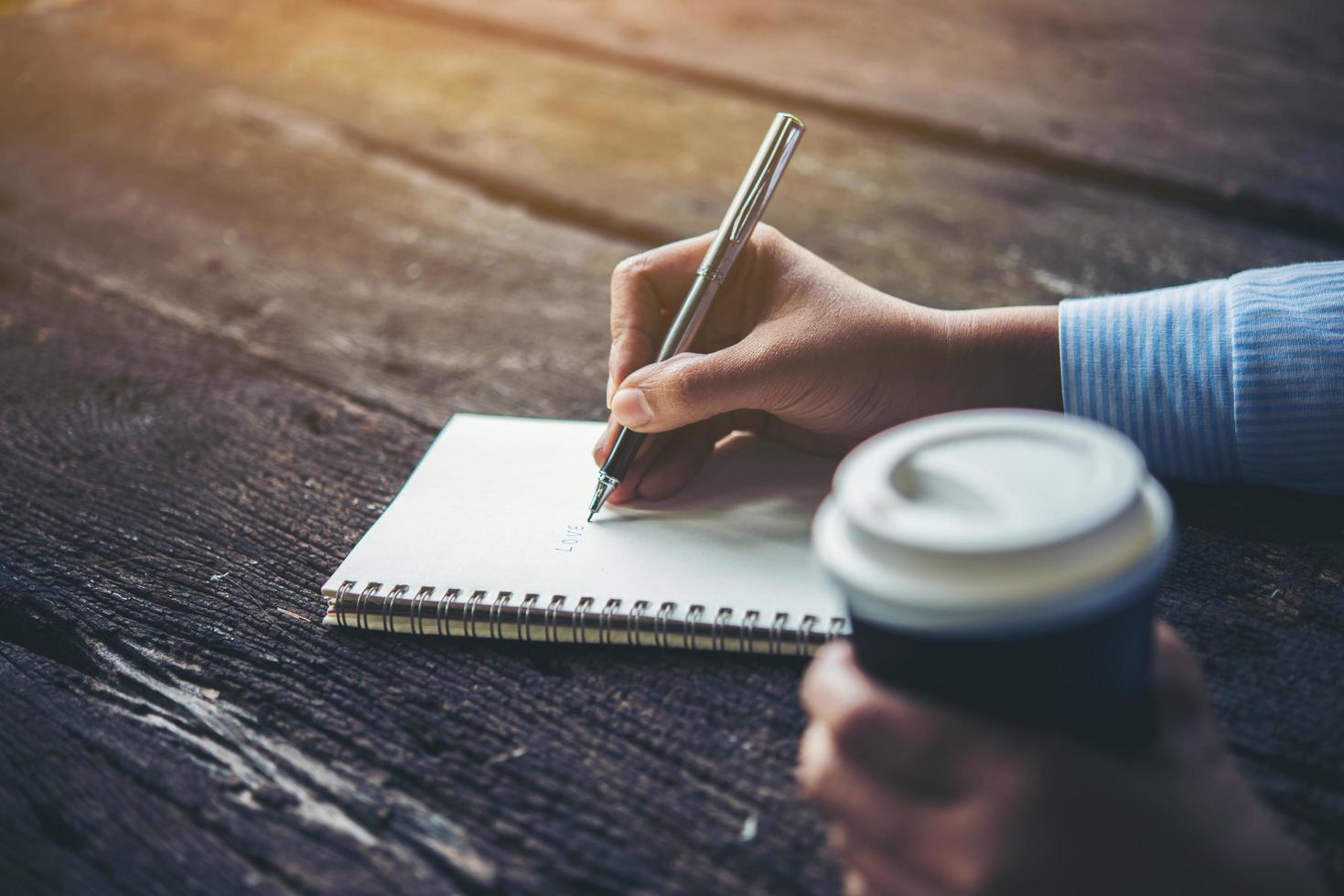 vrouw schrijven in notitieblok foto