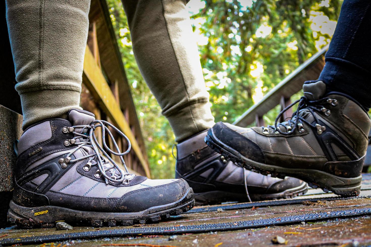 twee paar wandelschoenen foto