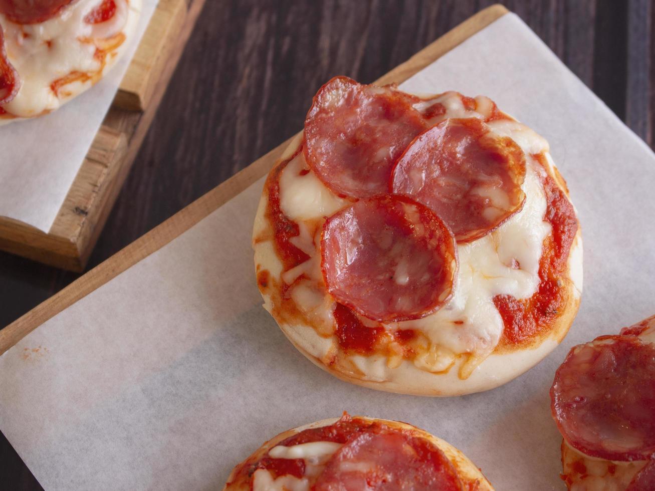 mini pepperoni pizza's foto