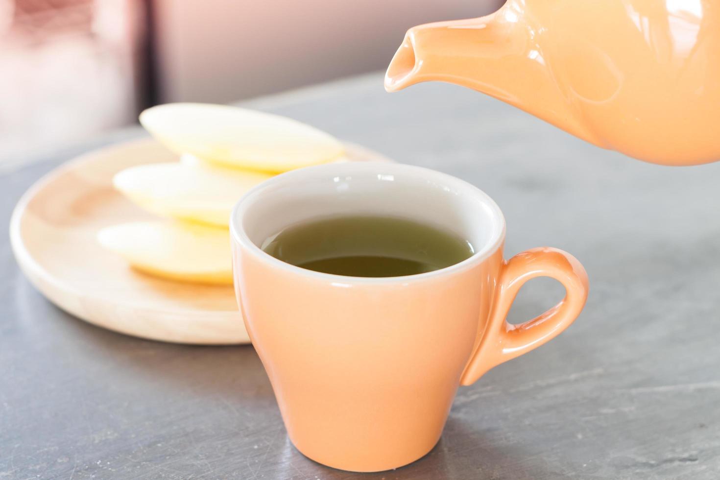 groene thee in een oranje beker foto