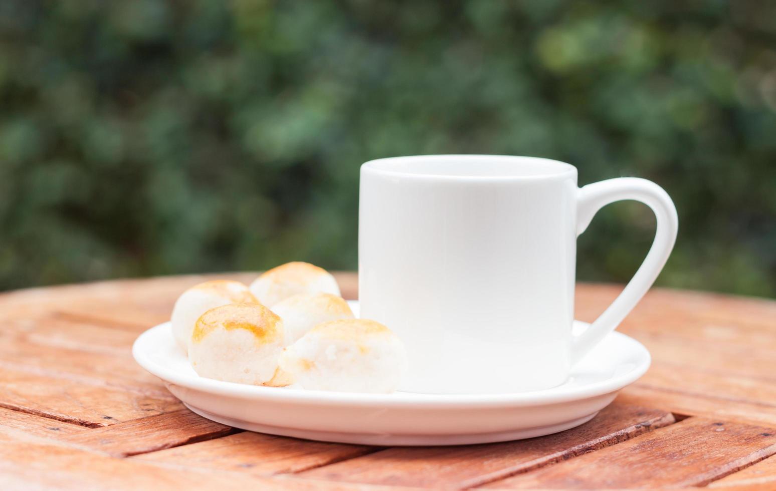 gebak op een schotel met een koffiekopje foto