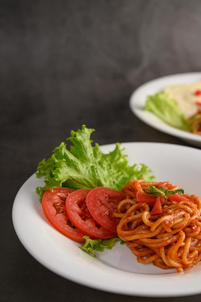 Italiaanse pasta met saus foto