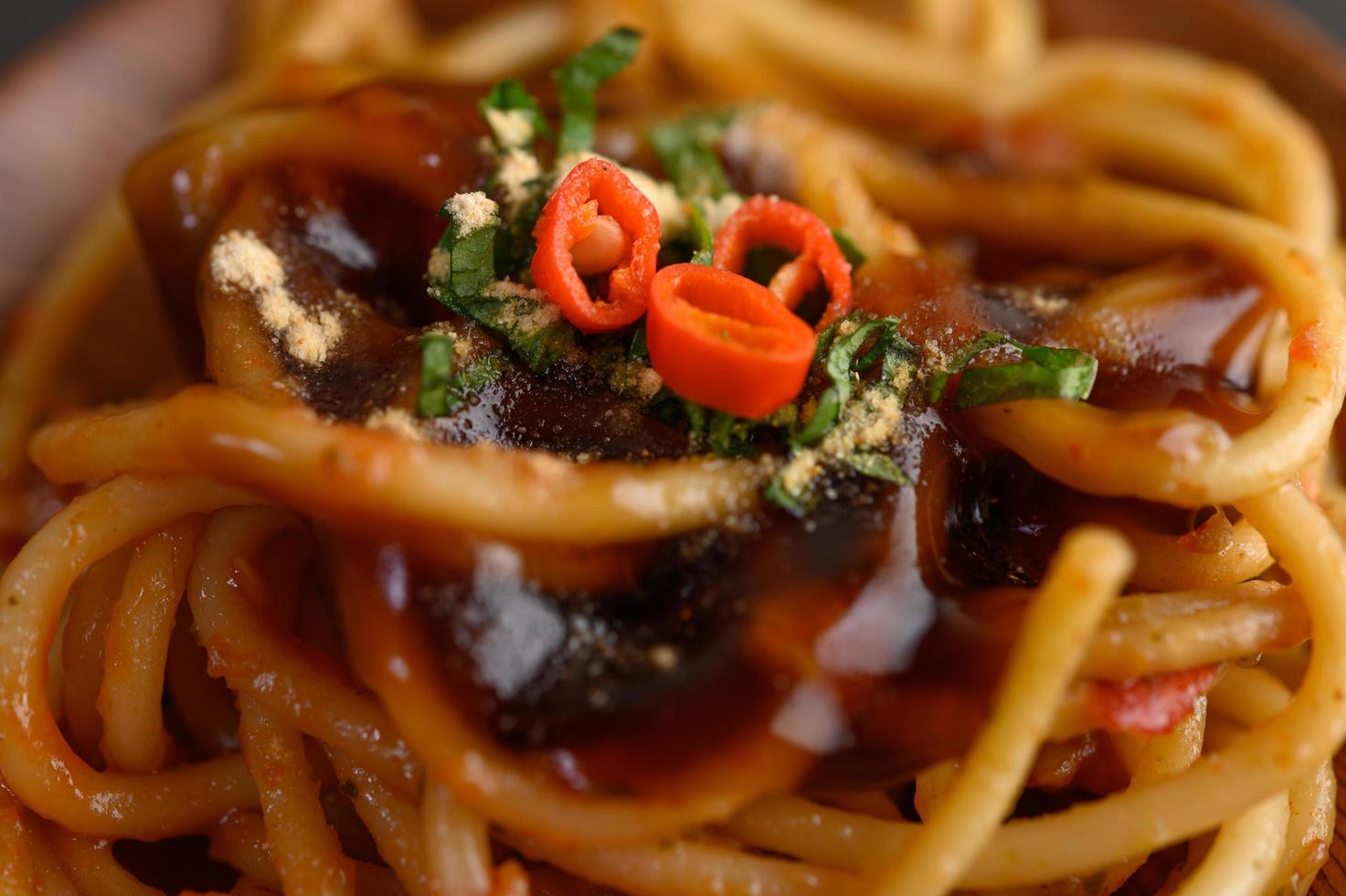 Italiaanse spaghetti pasta met tomatensaus foto