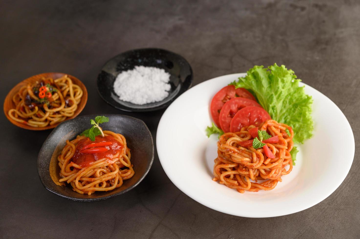 Italiaanse pasta met saus foto