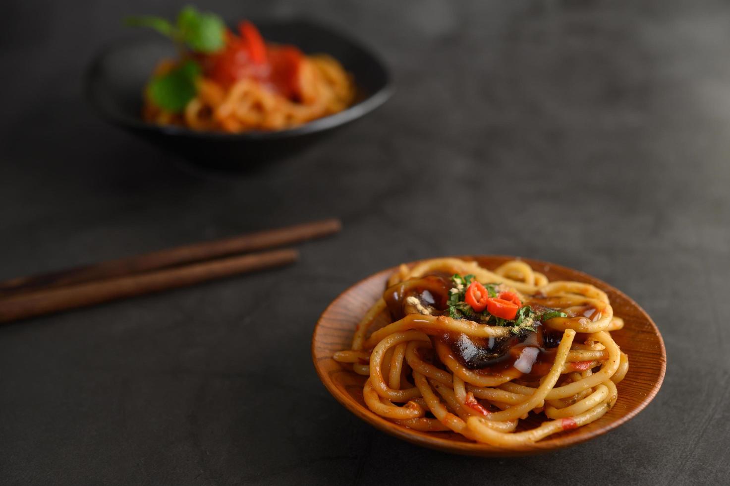 Italiaanse pasta met saus foto