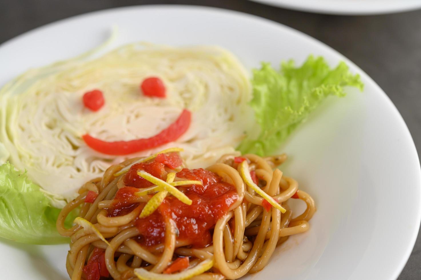 Italiaanse pasta met saus foto