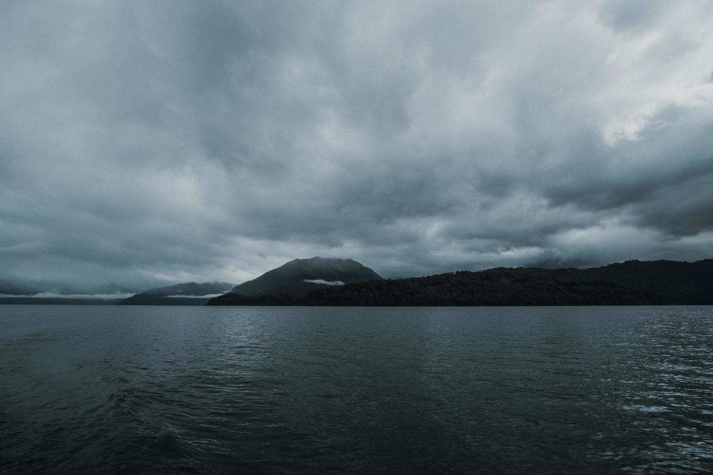 donkere lucht boven een watermassa foto