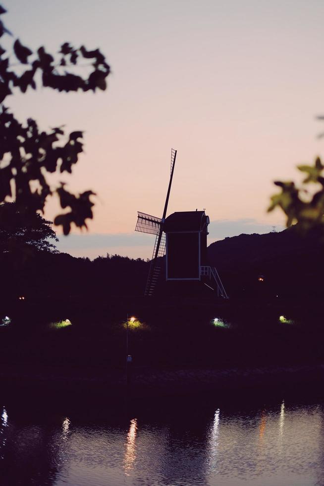 silhouet van een windmolen bij zonsondergang foto