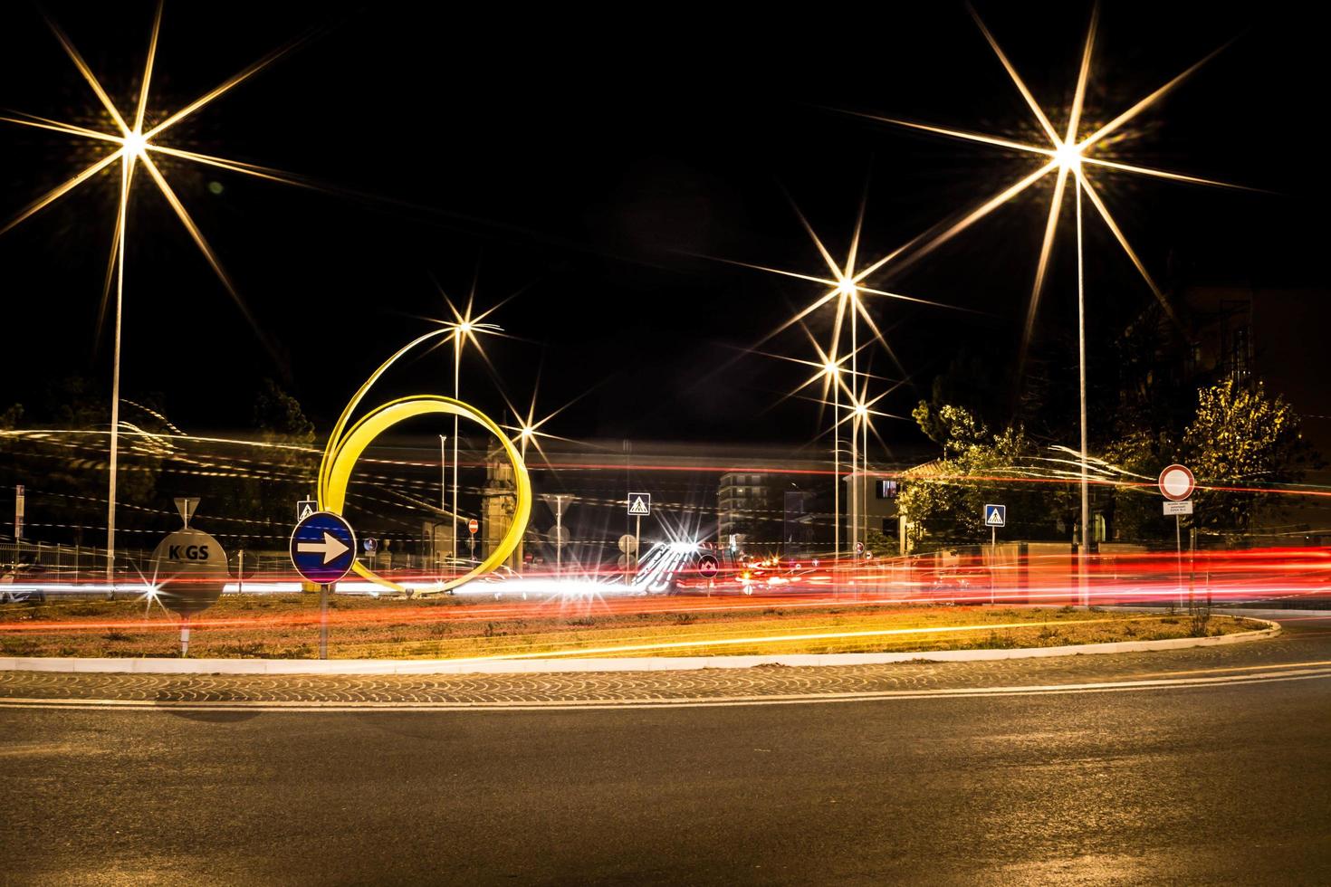 fotografie met lange belichtingstijden van de weg 's nachts foto
