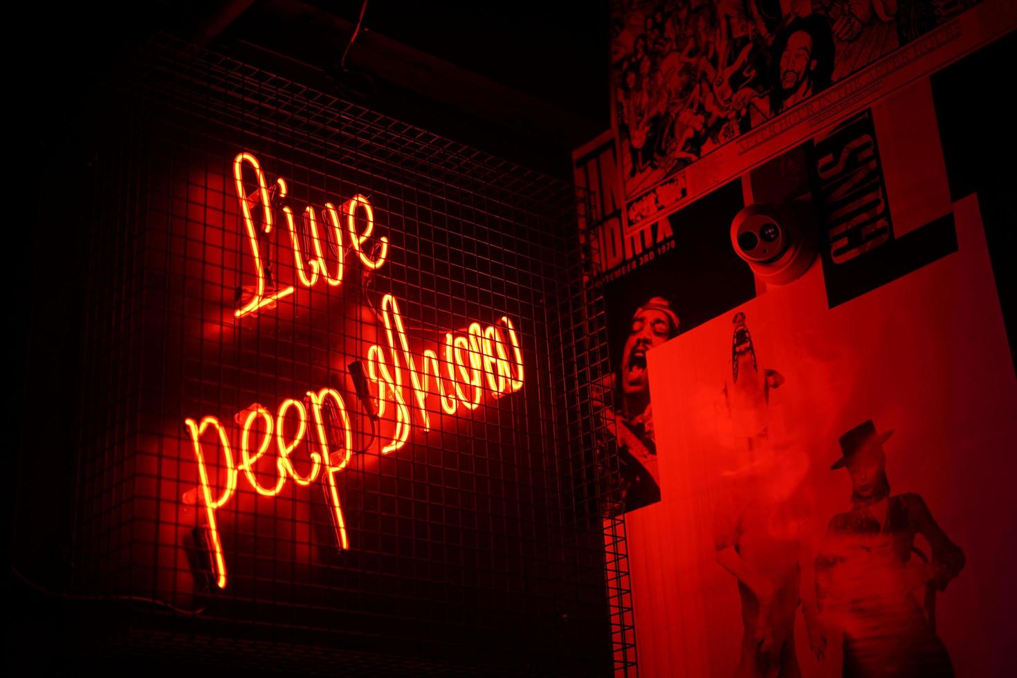 live peep show neon bewegwijzering foto