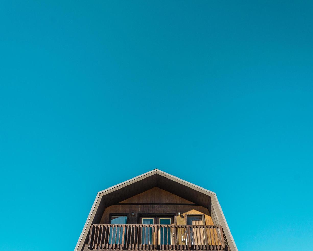 Verenigde Staten, 2020 - een blauwe lucht met een bruin huis foto