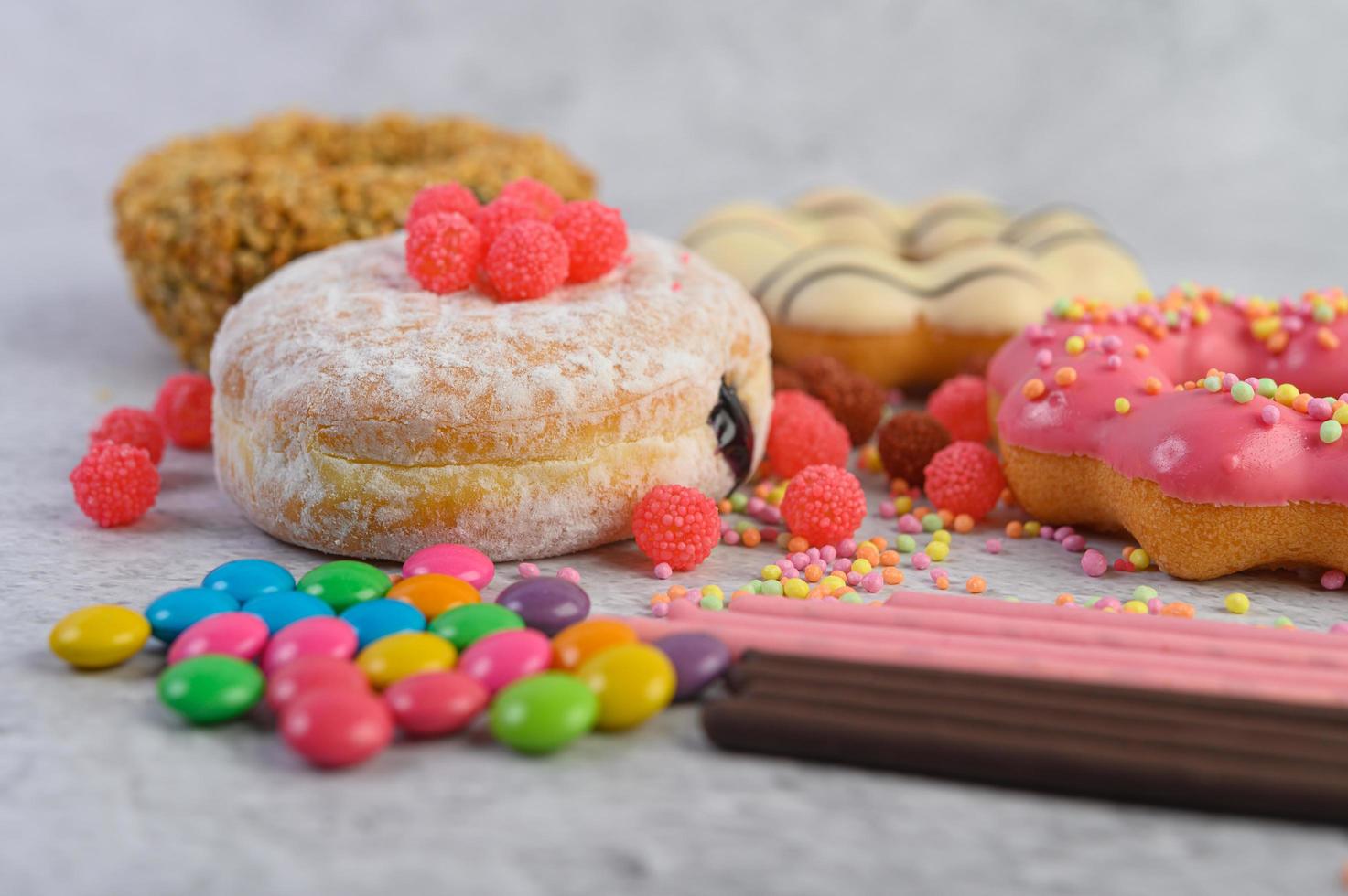 donuts met hagelslag en snoep foto