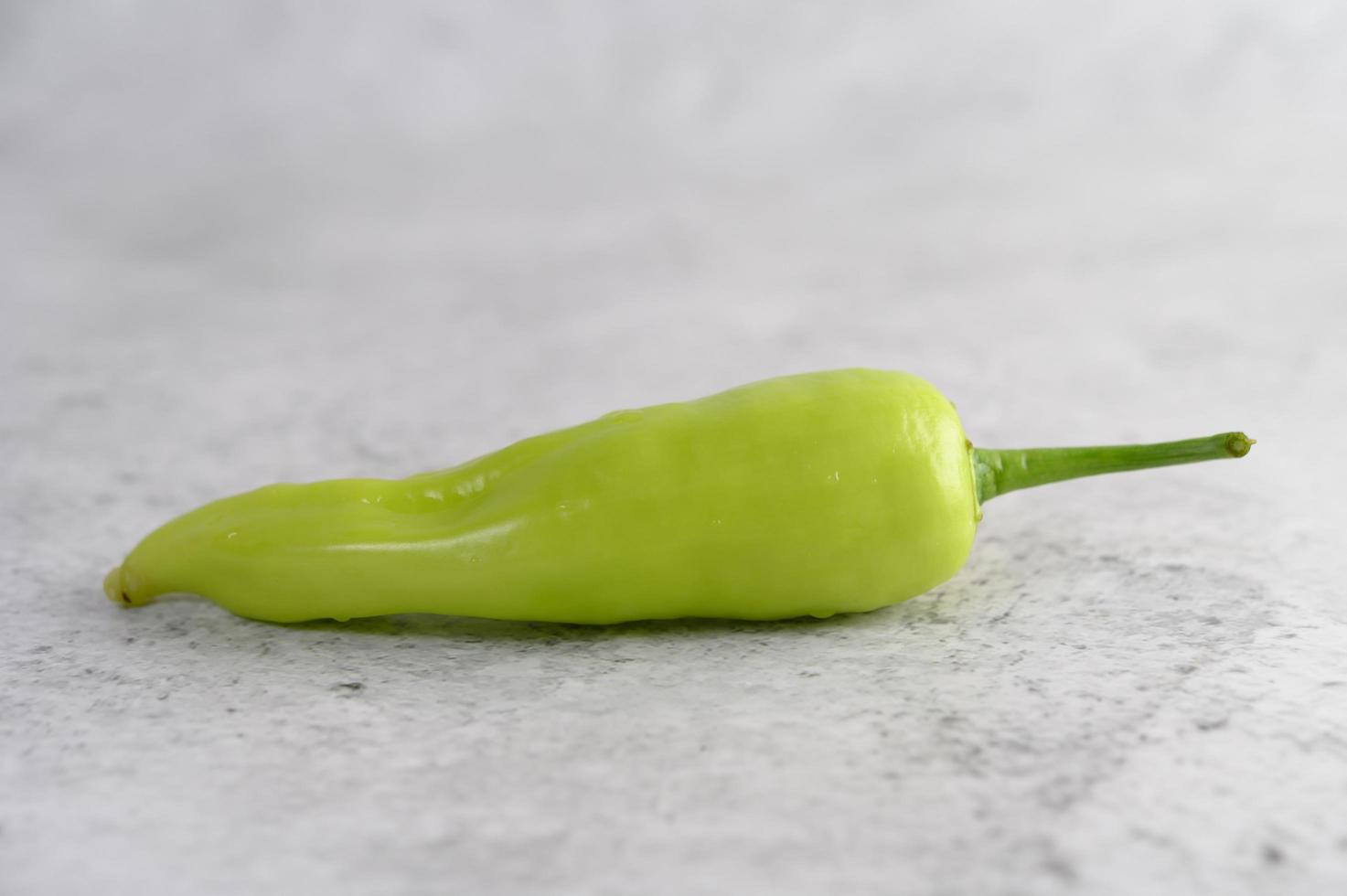 groene peper op witte achtergrond foto
