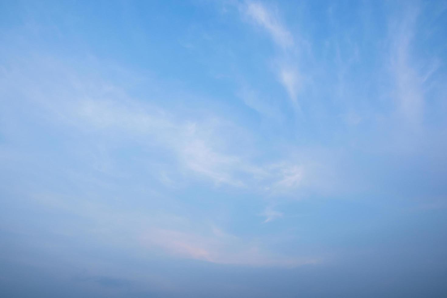 blauwe lucht en wolken foto