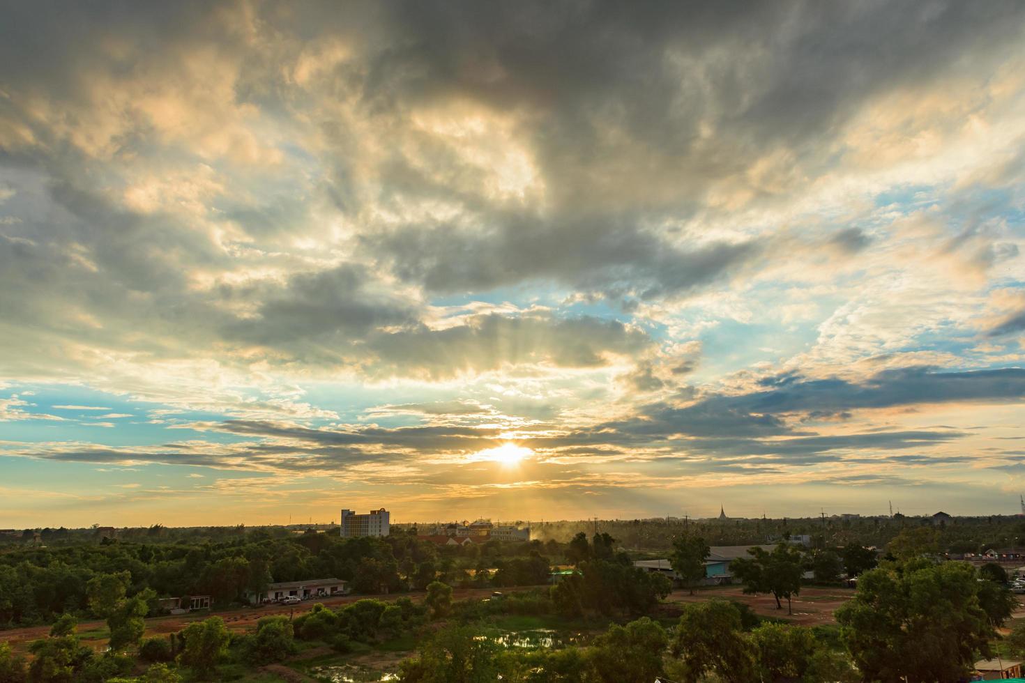 landschap bij zonsondergang foto