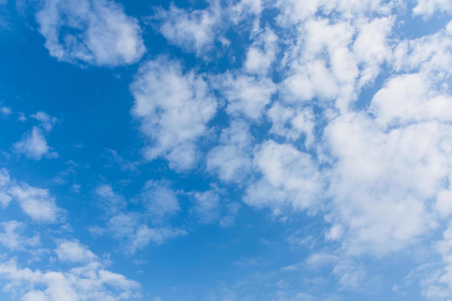 blauwe lucht met witte wolken foto