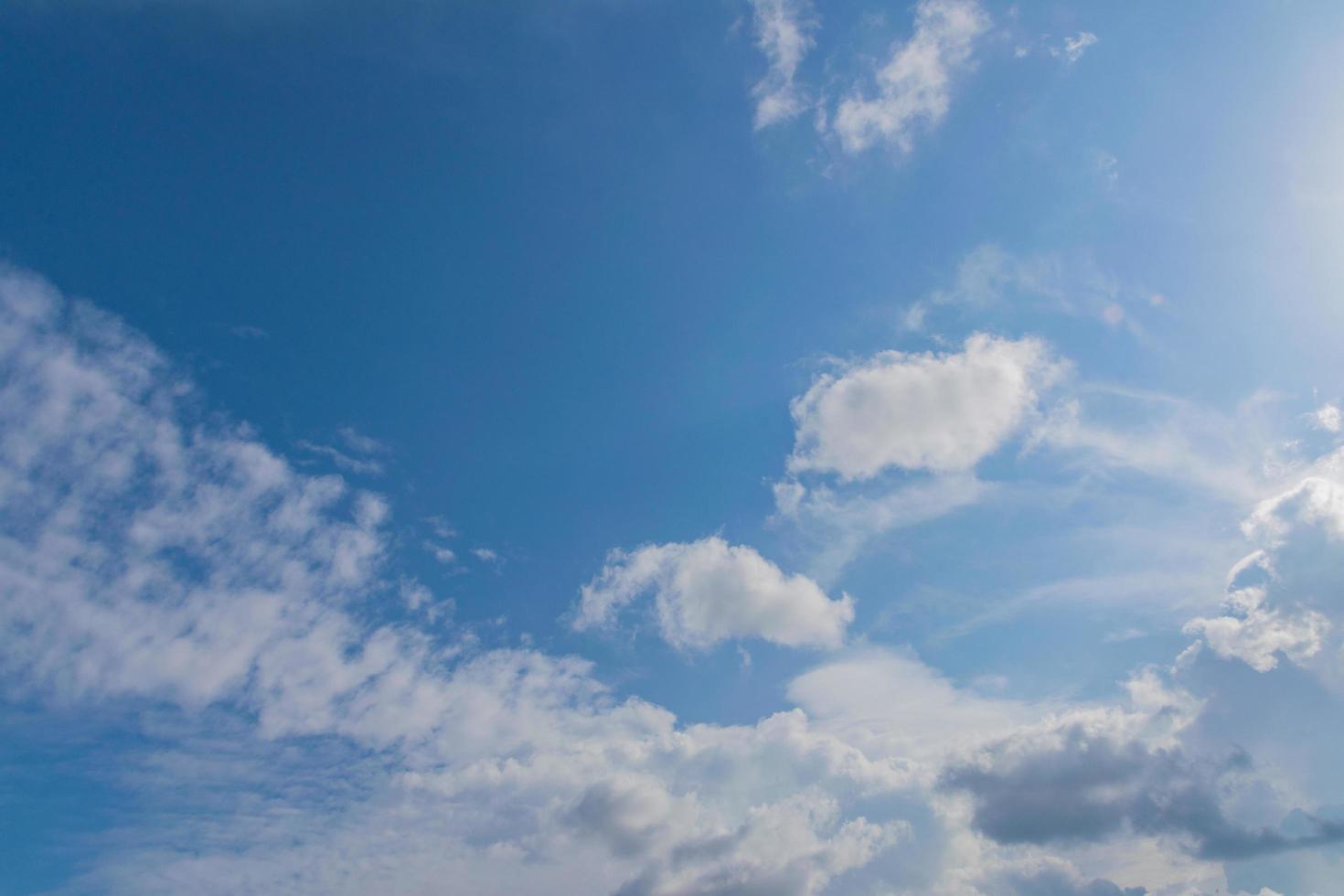 blauwe lucht met witte wolken foto