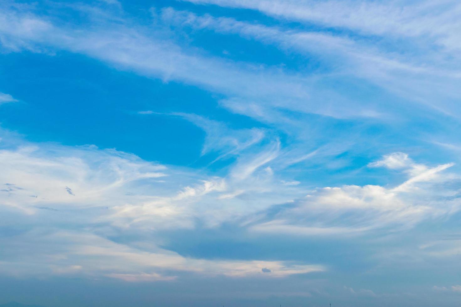 blauwe lucht met witte wolken foto