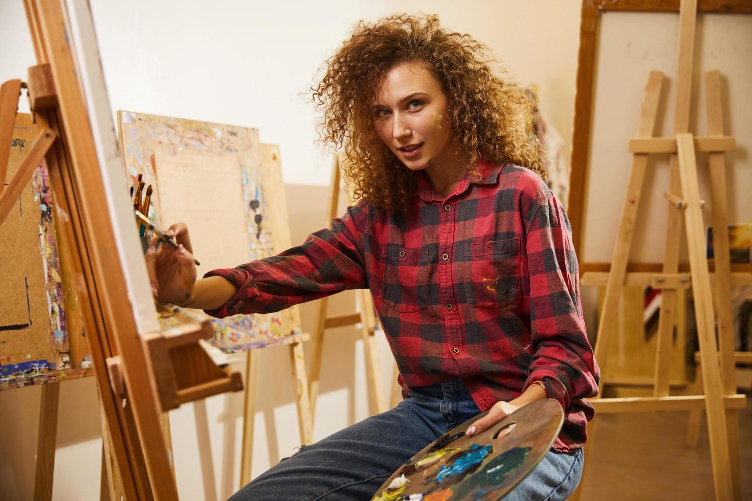 kunstenaar die een canvas schildert foto