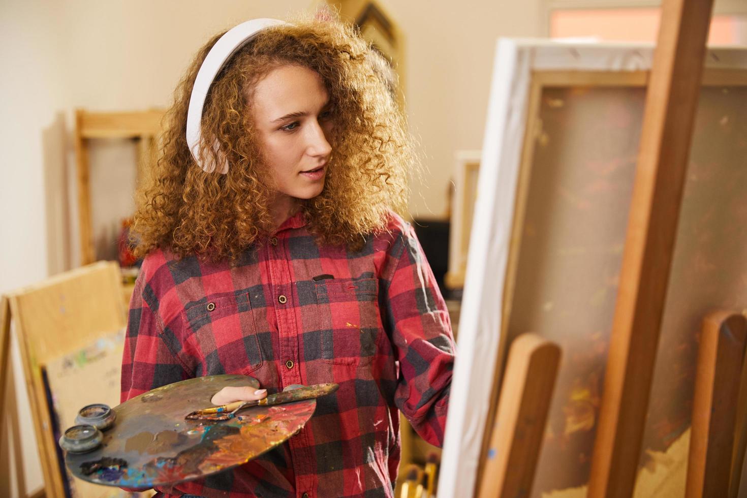 kunstenaar luistert naar muziek tijdens het schilderen foto