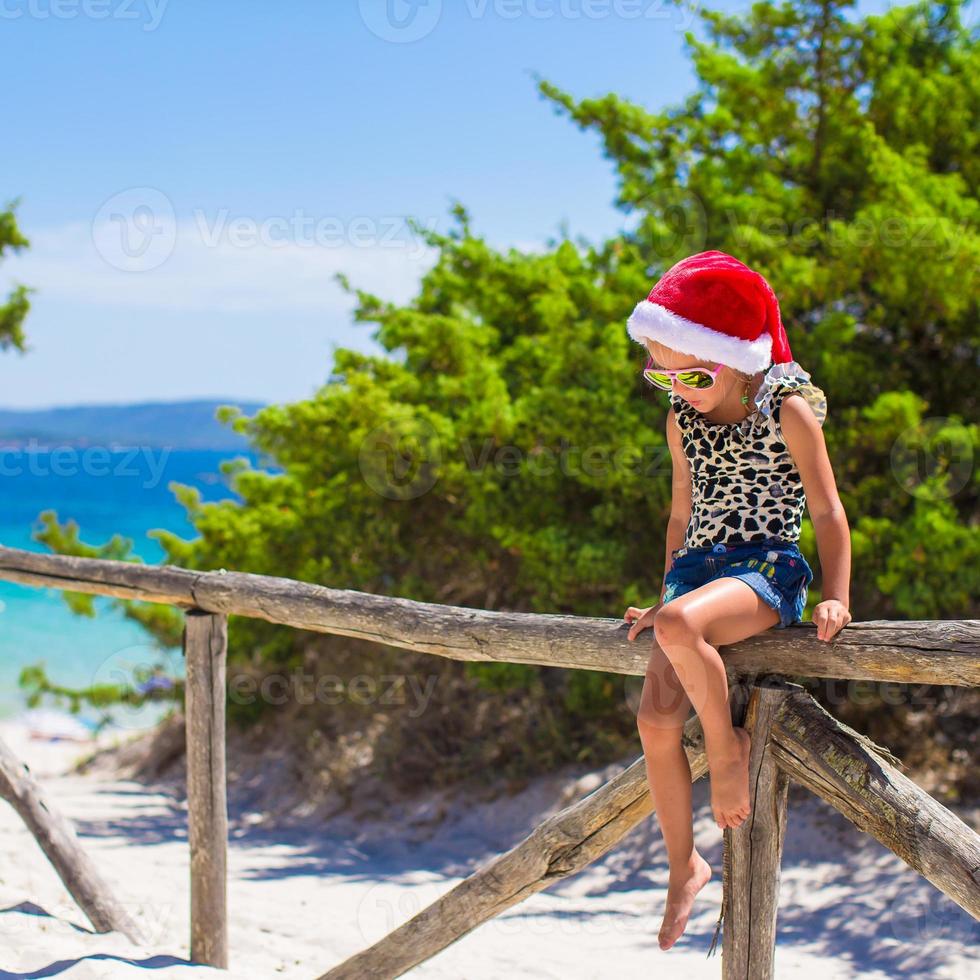 aanbiddelijk weinig baby meisje in Kerstmis hoed gedurende zomer vakantie foto