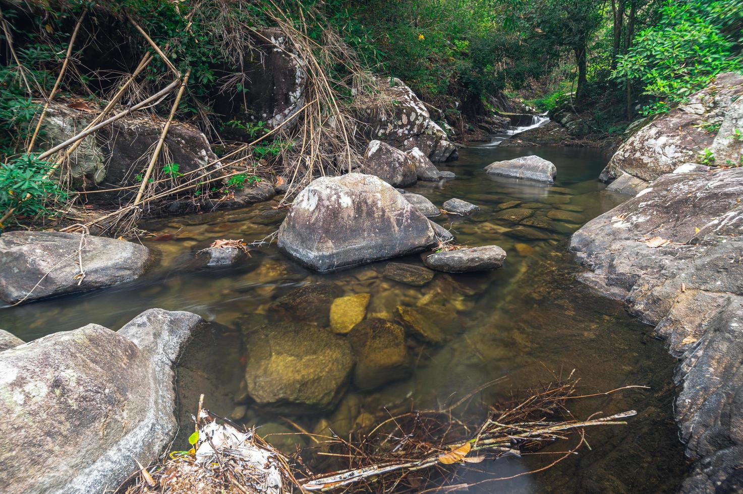 stroom in het Khao Chamao Waterfall National Park foto