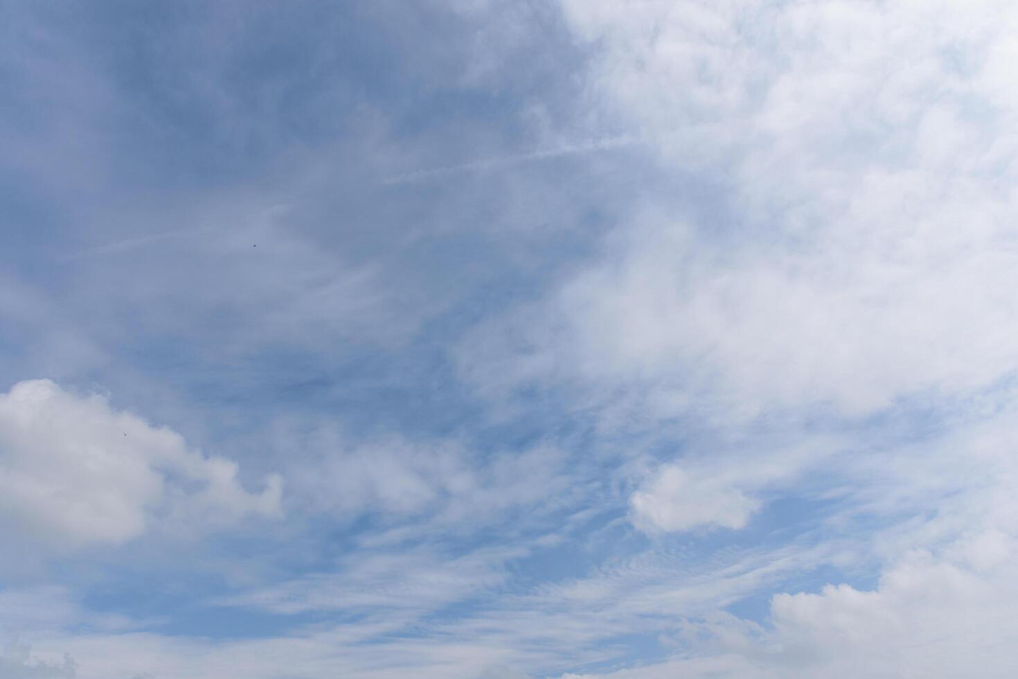 blauwe lucht met witte wolken foto