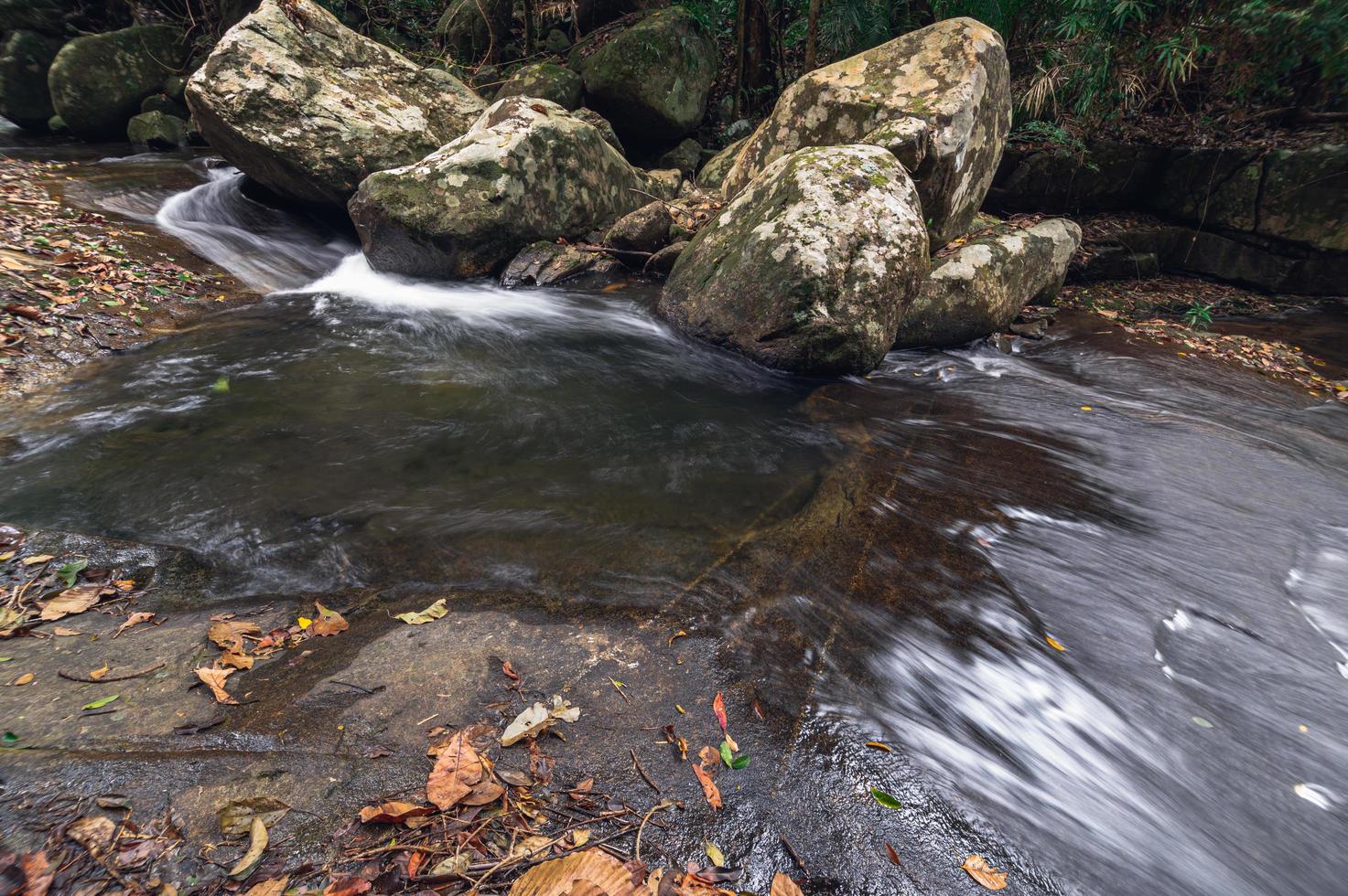 stroom in het Khao Chamao Waterfall National Park foto