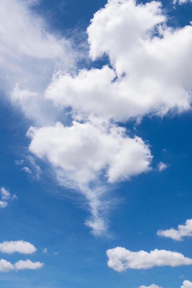 blauwe lucht met witte wolken foto