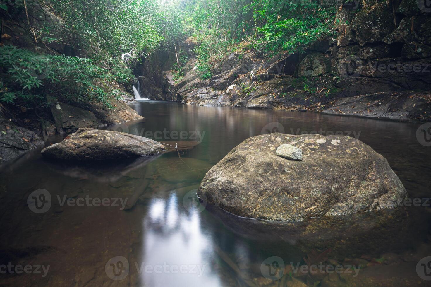 landschap in het Khao Chamao Waterfall National Park foto