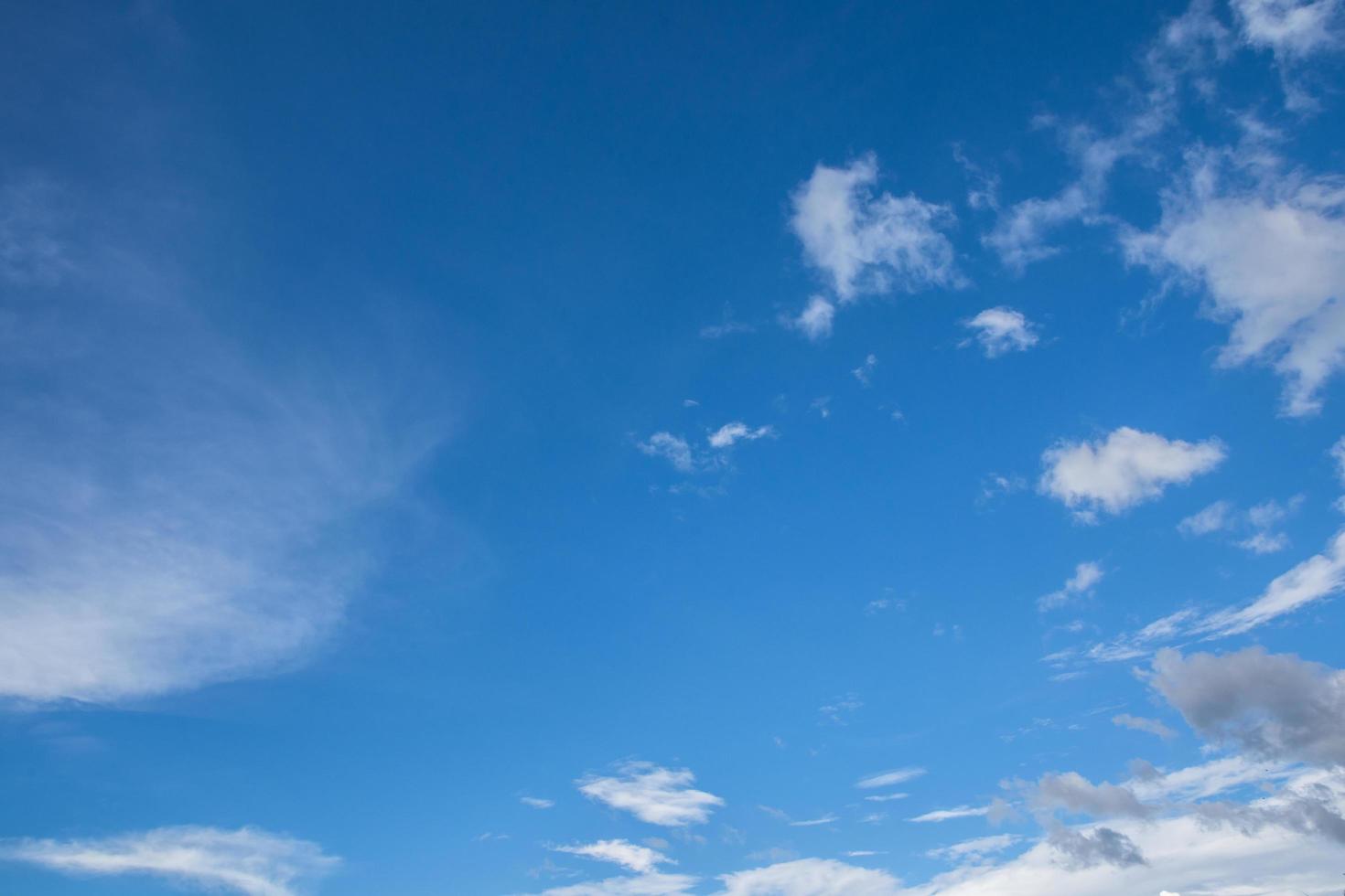 blauwe lucht met witte wolken foto