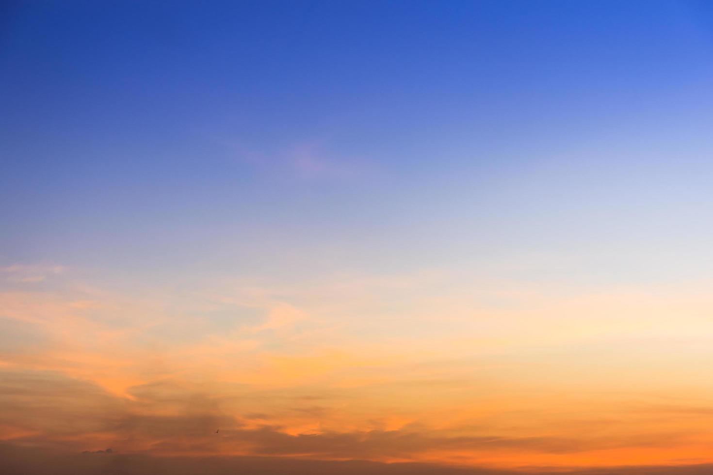 hemel en wolken bij zonsondergang foto