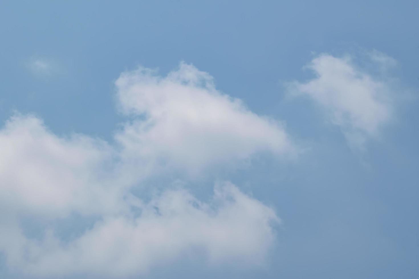 blauwe lucht met witte wolken foto